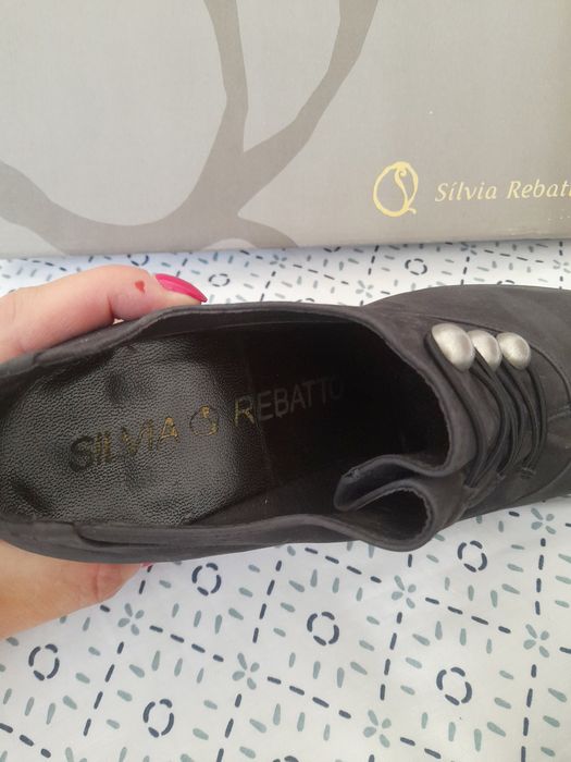 Botins em Pele genuína Sílvia  Rebatto tamanho 39. Estilo gótico.