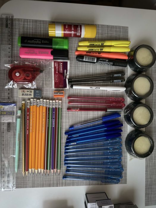 Канцтовари ручки карандаши маркери папір папки скоби скріпки