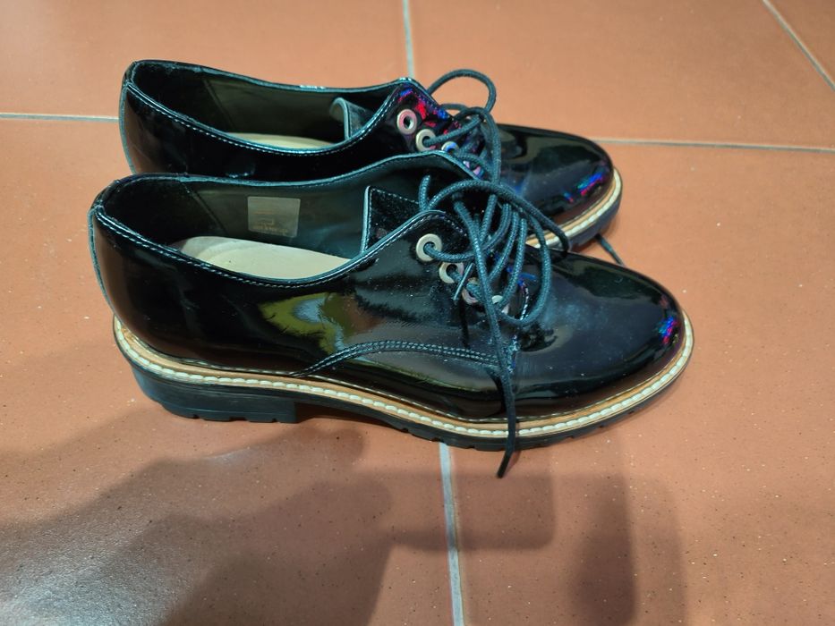 Sapatos senhora, 37  de cor preto  em couro, fabricado em Portugal