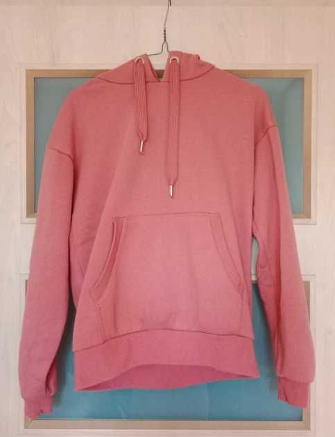 Czerwona bluza z kapturem