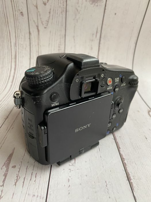 Фотоапарат Sony Alpha 77 з двома обʼєктивами та спалахом