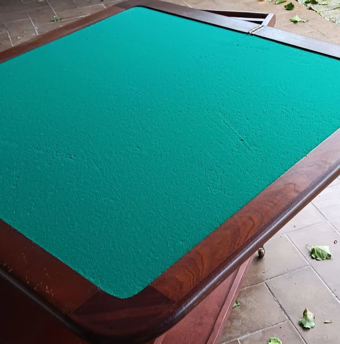 Mesa de jogo pe de galo.