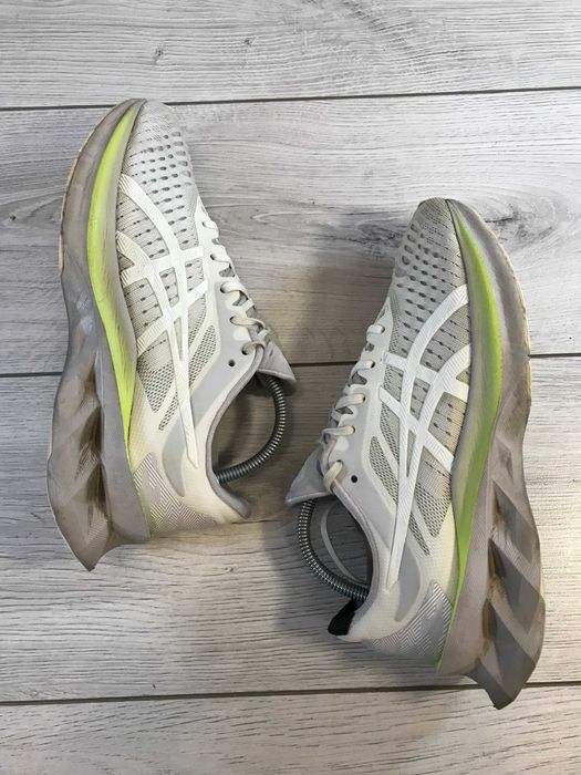 Buty do biegania ASICS Novablast rozm. 37,5
