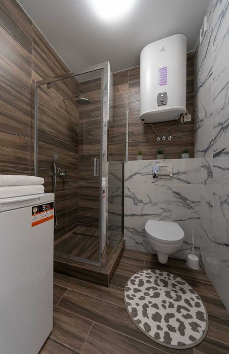 Подобово - студія з ремонтом, у будинку з Генератором, 5 хв. до метро.