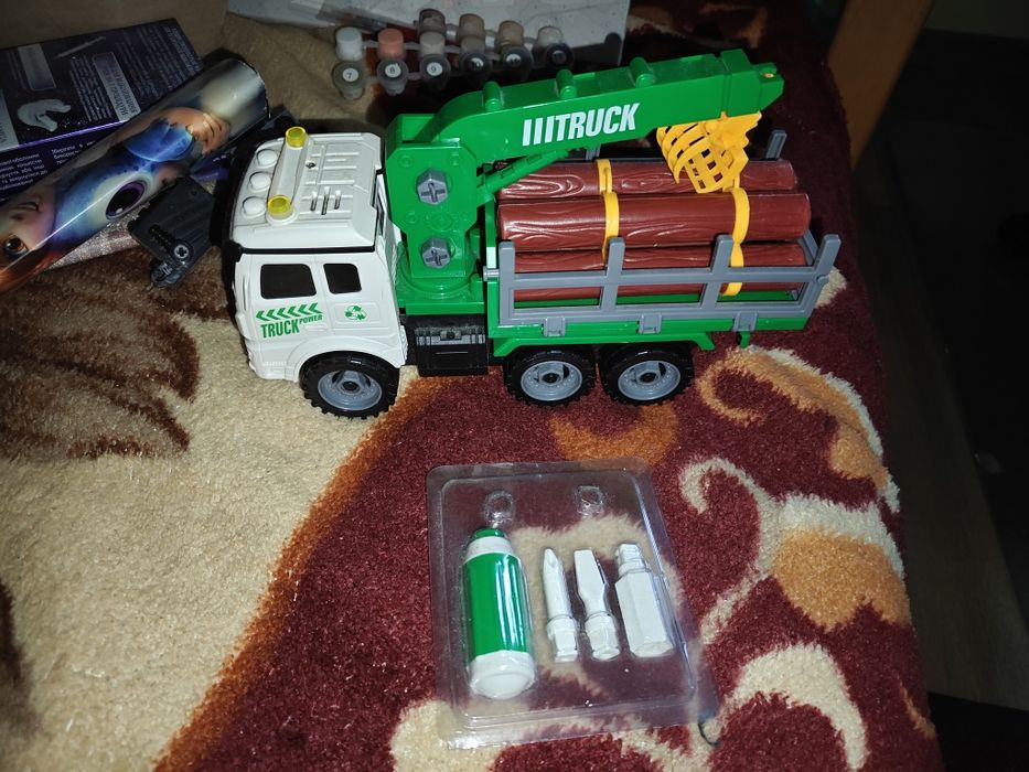 Вантажівка з дровами