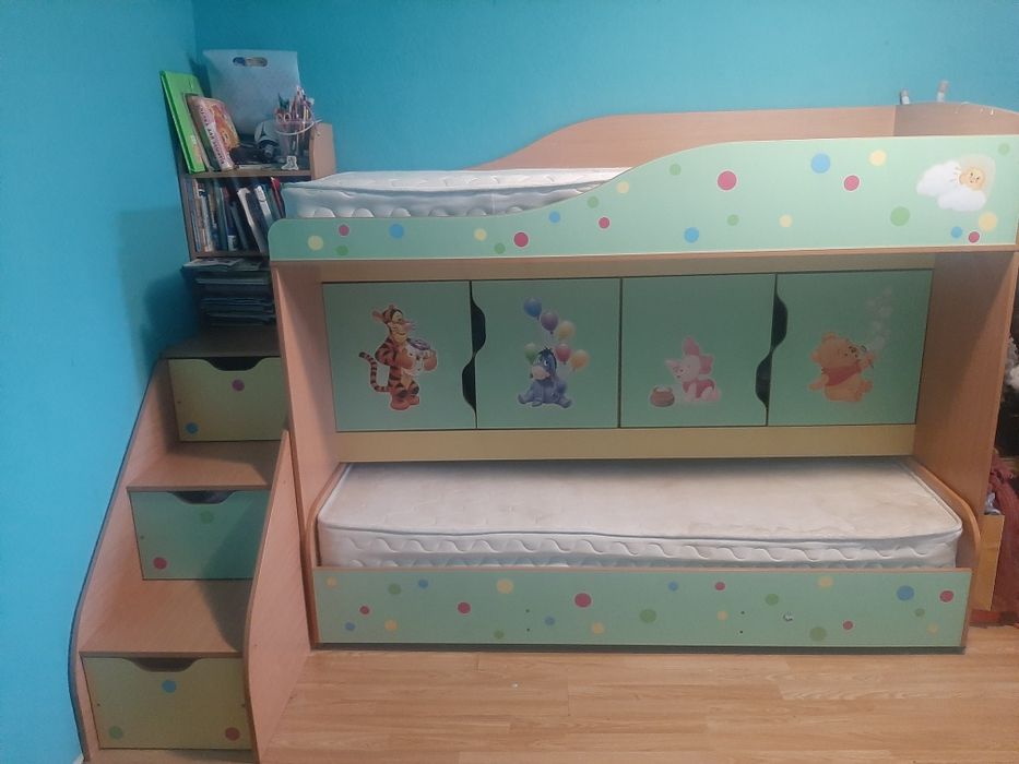 Продам двоярусне ліжко з полицями, висувними ящиками на сходах