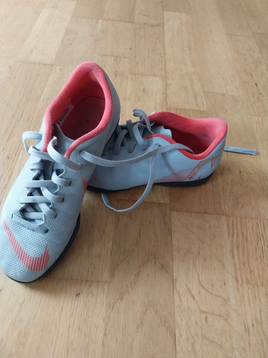 Sprzedam buty piłkarskie halówki nike rozm.34