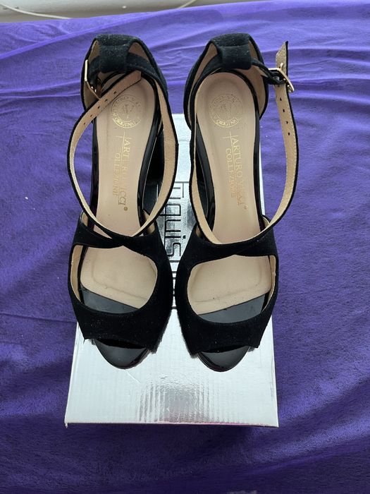 Продам босоніжки замшеві