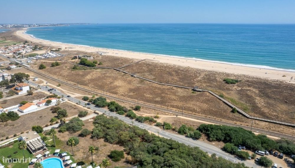 Terreno em primeira linha à venda na Meia Praia, Lagos, Algarve