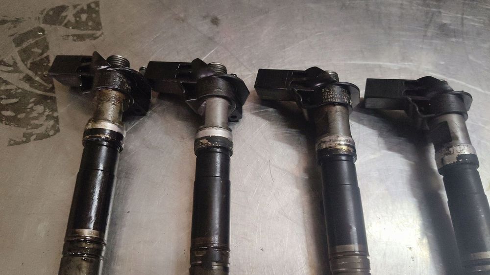 Wtryskiwacz Volkswagen Amarok 03L130277C X 4