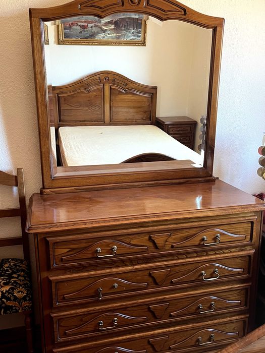 Cama para quarto com cómoda e mesas de cabeceira
