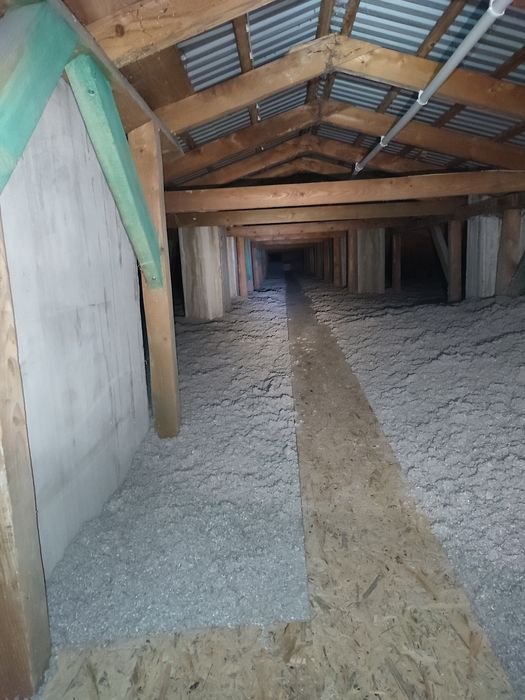 Ocieplenie, wdmuchiwanie celulozy i naprawa uszkodzonej izolacji termi