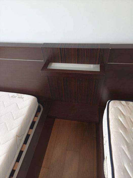 Cabeceira de Cama em Madeira Wengé com 2 Camas Individuais – Excelente Estado
