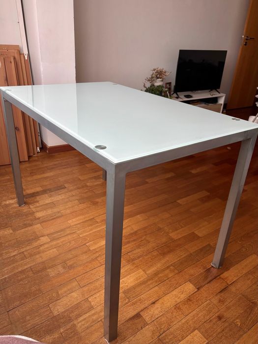 Mesa de jantar com tampo de vidro