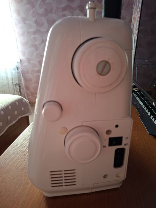 Продам швейну машинку