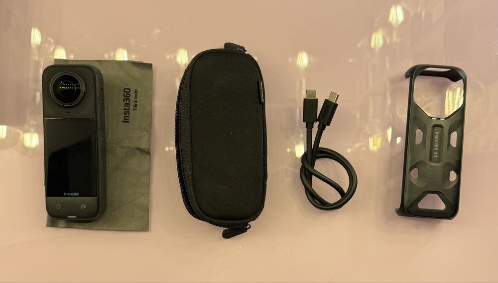 Insta 360 X4 стандартний комплект.