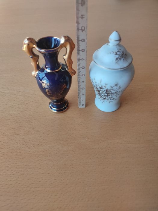 Pequenas jarras em cerâmica.