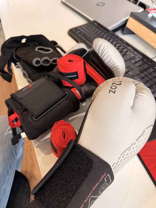Kit de Boxe Outshock 500 (12oz) + Ligaduras + Luvas Interiores