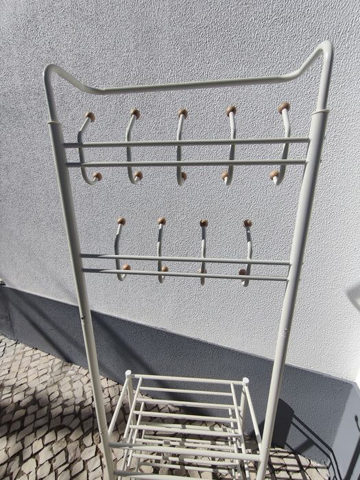 Cabide e prateleiras