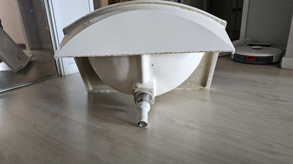 Lavatório de casa de banho usado