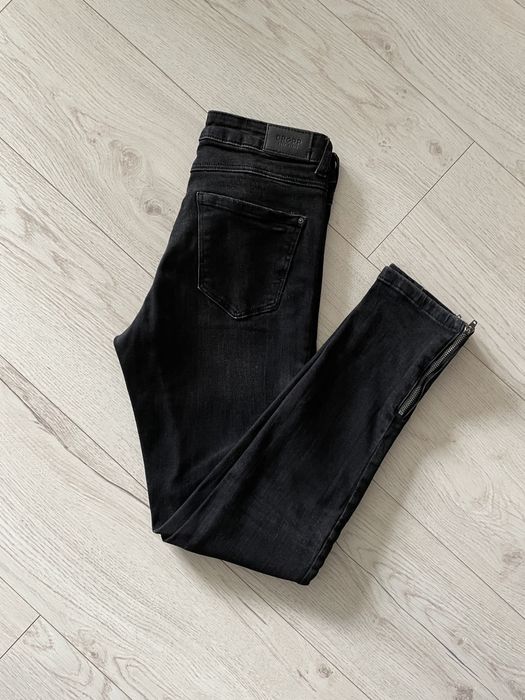 Jeansowe czarne spodnie Cropp