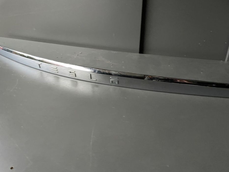 listwa w klapę tesla model x listwa klapy tył chrom klap[y tesla x