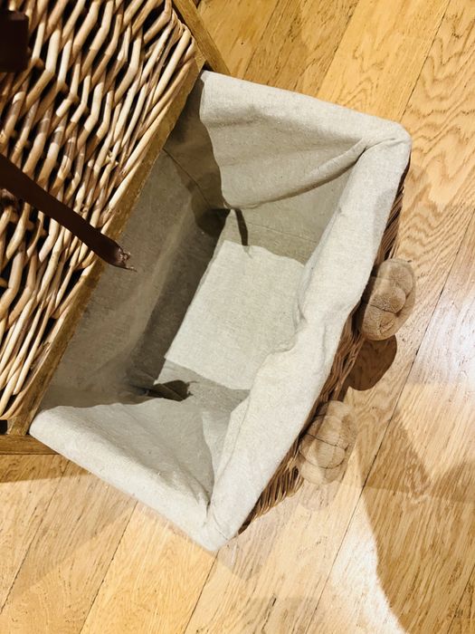 Móvel de madeira com cestos de vime