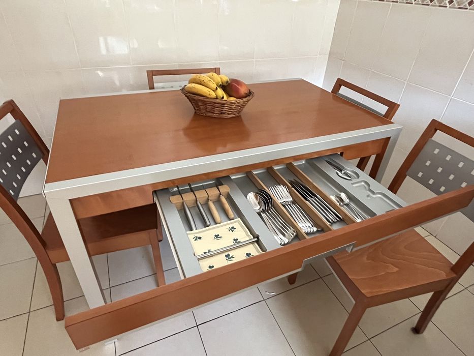Móveis mesa madeira cerejeira c/ 4 cadeiras