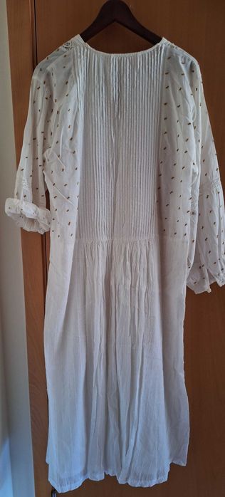 Vestido em linho branco de manga comprida