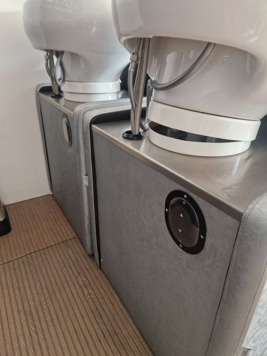 Cadeiras de cabeleireiro e rampas de lavagem