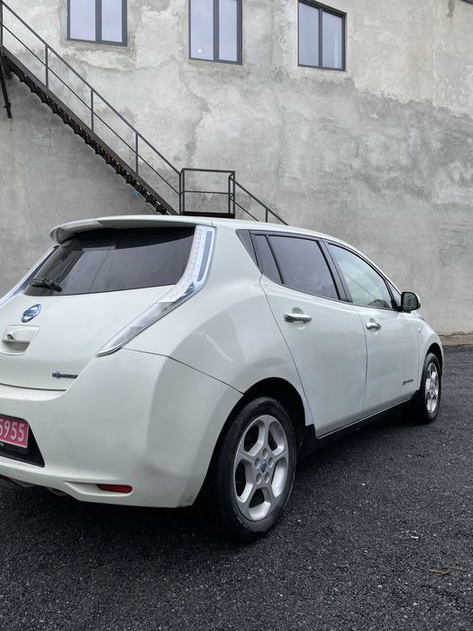Nisan Leaf повністю на ходу 6 поділок