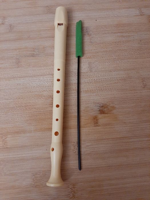 Flauta com acessório de limpeza