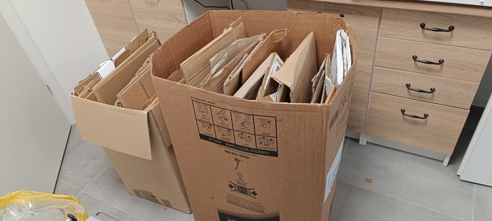 Oddam dwa kartony z pociętymi kartonami