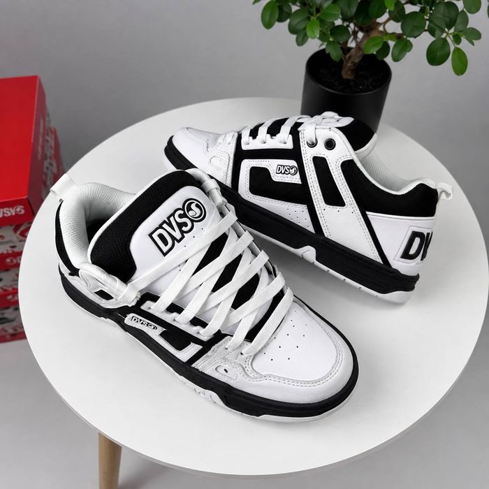 DVS Black & WhiteСтильні кросівки DVS у чорно-білому кольорі — поєднання масивного силуету, контрастного дизайну та актуального streetwear-стилю.