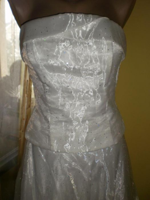 Шикарне весільне білосніжне плаття