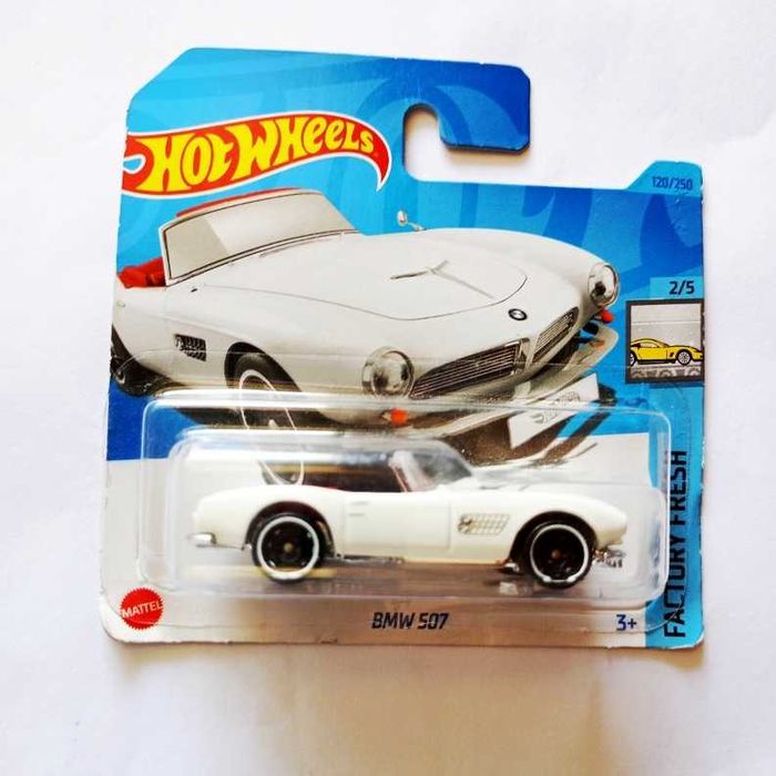 Vários modelos de Hot Wheels