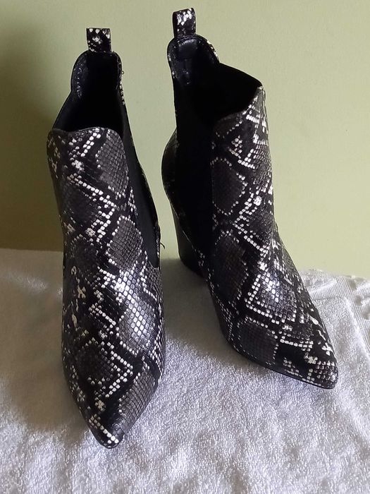 Ekstrawaganckie czarno- szare botki / a'la skóra węża