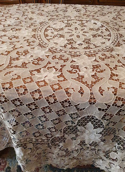 Toalha de mesa, bordado de Veneza.