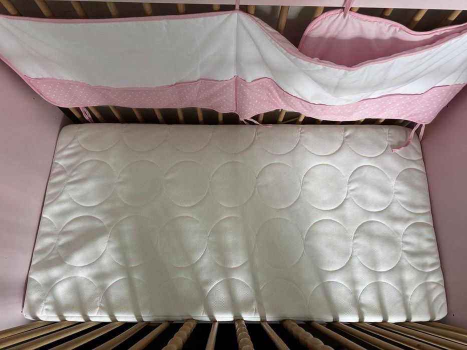 Berço IKEA MYLLRA cor de rosa + Colchão JÄTTETRÖTT