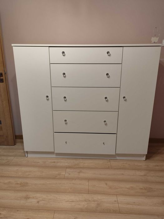 Sprzedam białą komodę