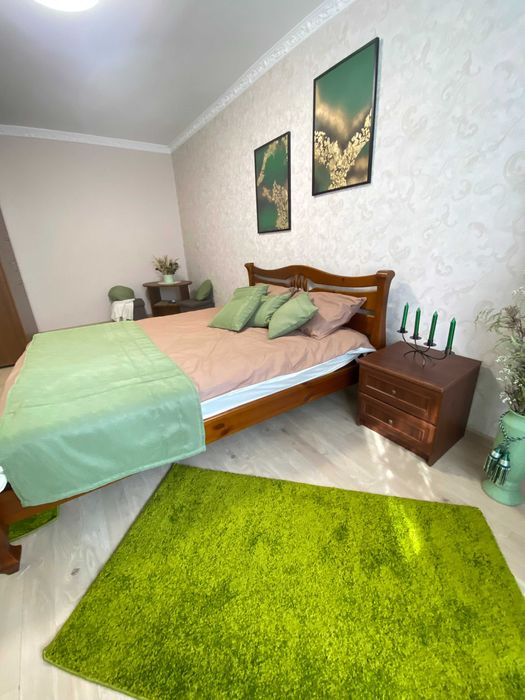 Центр. Вул. Замкова. Поруч парк та став. Власник. Подобово