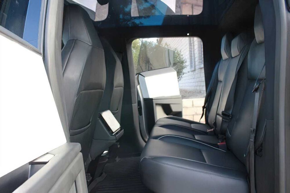 Tesla Cybertruck      2024