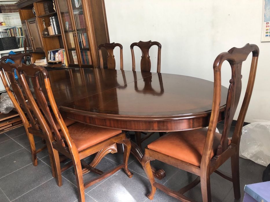 Conjunto de Sala de Jantar de Nogueira: Mesa Oval Extensível (1,80m a 2,60m) + 6 Cadeiras