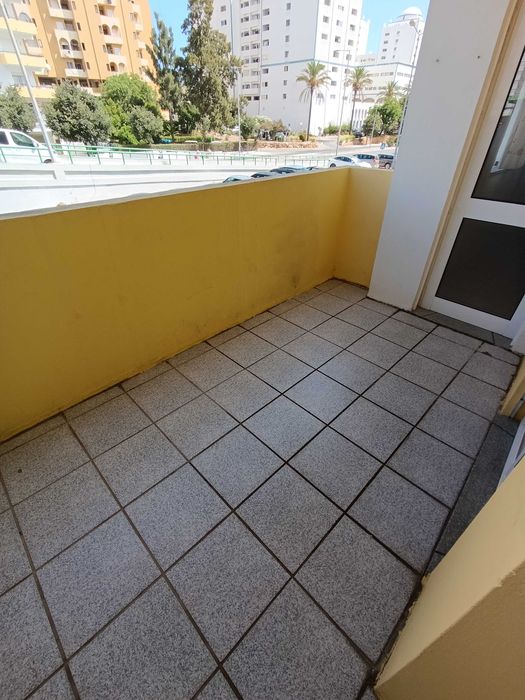 AP T1 na Praia da Rocha , Portimão parqueamento, prédio com piscina