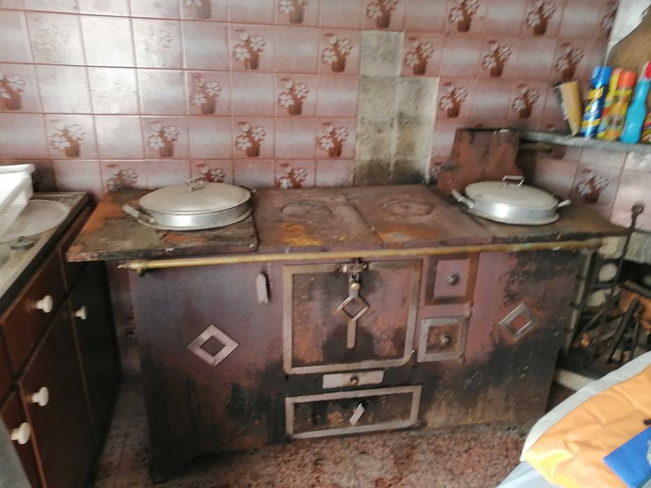 Fogão a lenha em ferro com duas panelas usado