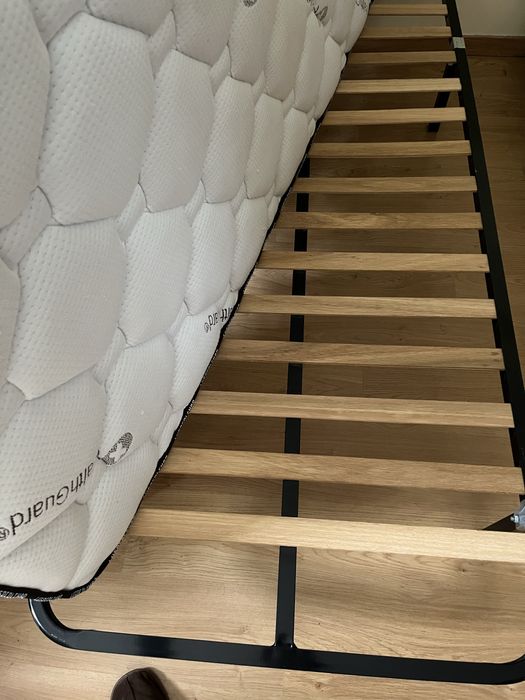 Cama com colchão 200 x 90 cm e estrado
