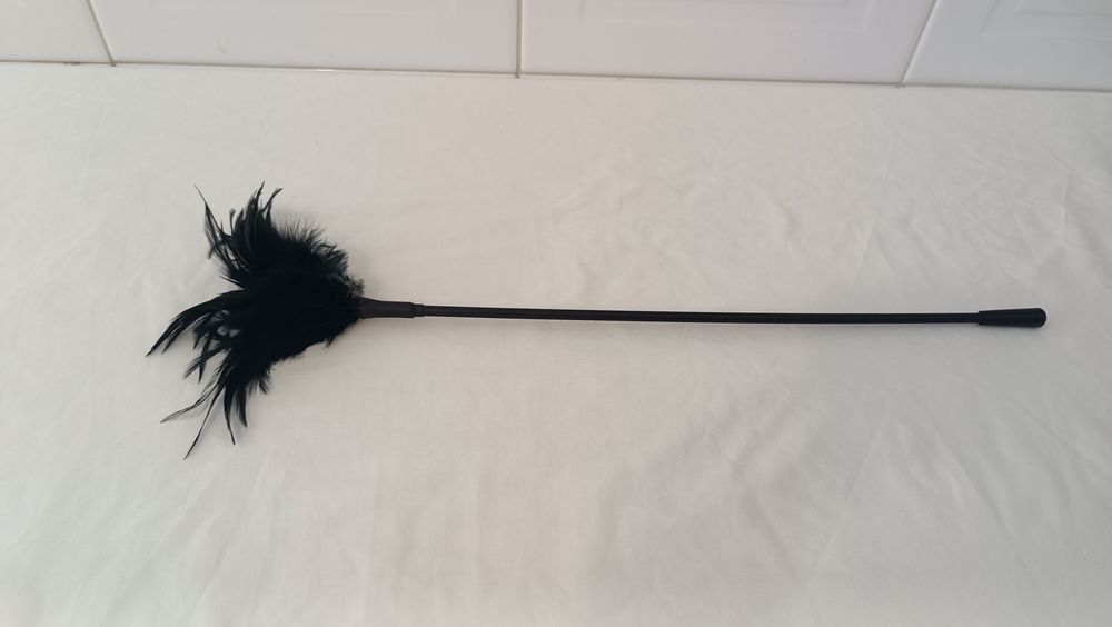 Chicote com penas. 50 cm
