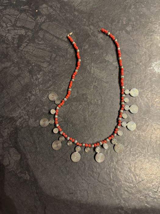 Etniczny naszyjnik boho / tribal z czerwonymi koralikami i metalowymi spiralami.