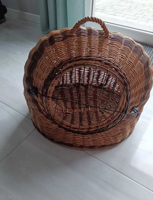 Transportem kosz wiklinowy dla kota