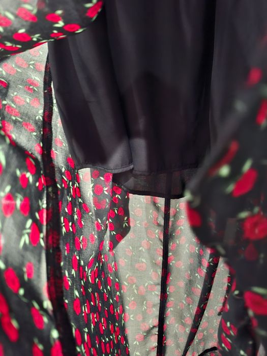 Vestido Bershka com padrão floral em preto e vermelho.
Tamanho S 
Forr